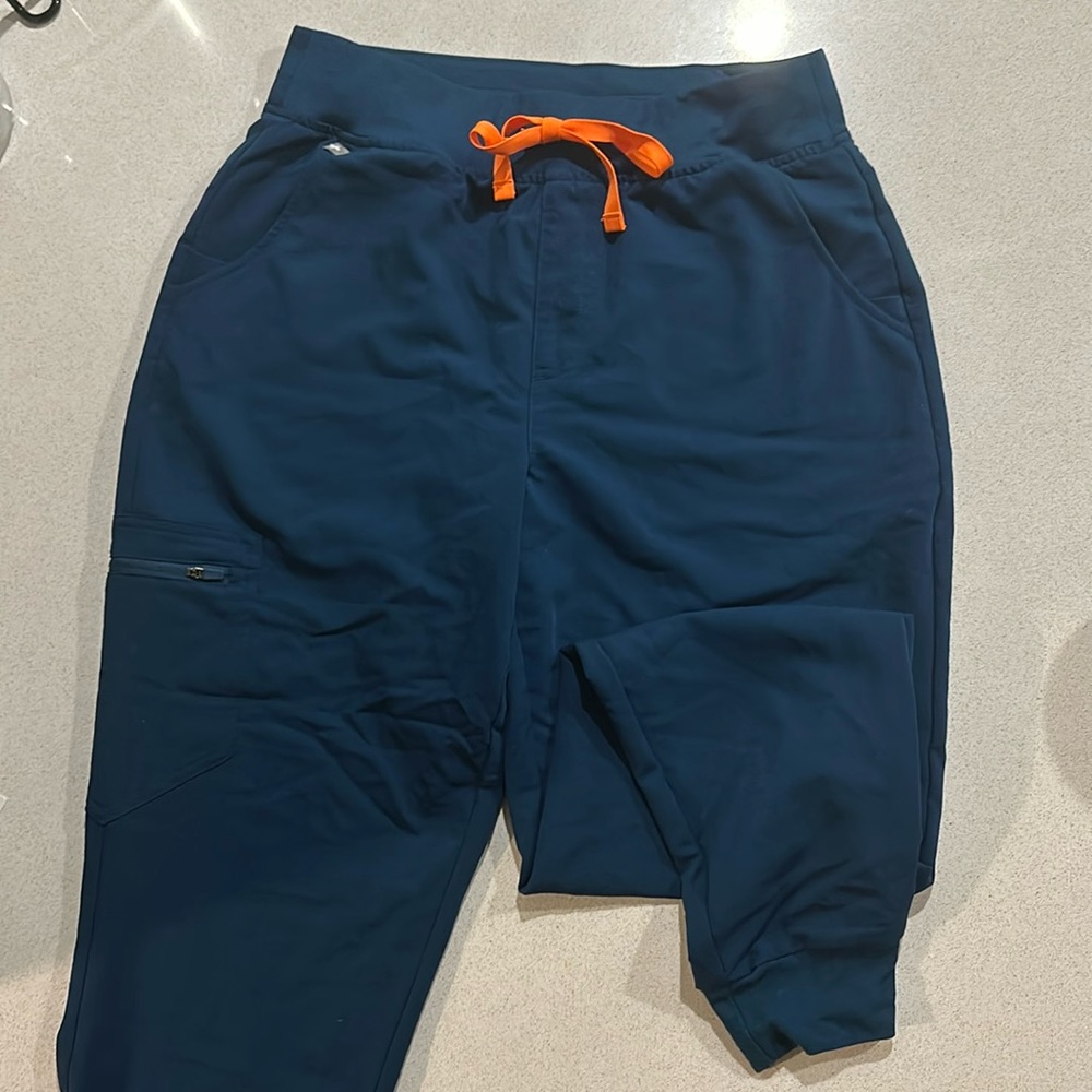 Size M “deep reef” high rise Zamora scrub pant joggers - figs, LIKE NEW
